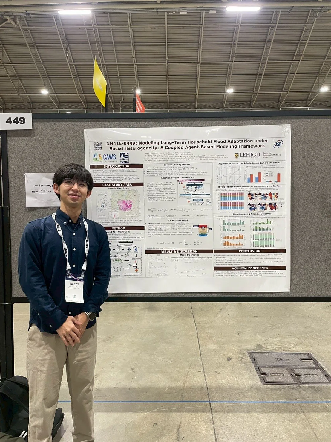 Wenyu Chiou 於 AGU 2025 發表耦合人類與洪災調適模型海報。